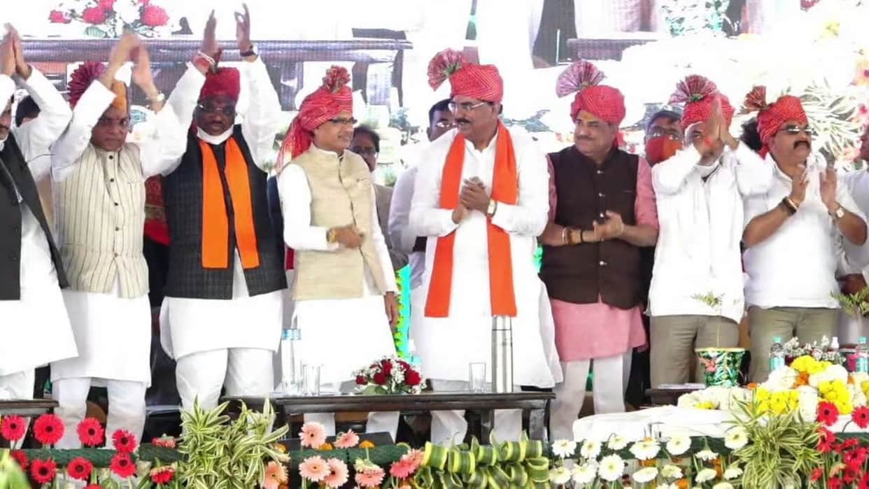 Gift to farmers in MP: Distribution of Rs 7618 crore of PM crop insurance scheme, farmers expressed happiness by dancing dandiya