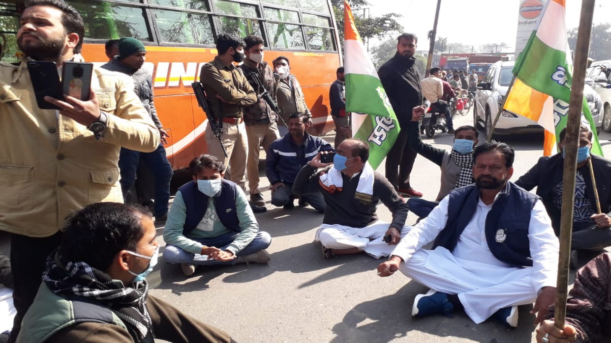 UP Election 2022 arto stops buses of congress workers going to rally then workers protest on road against it