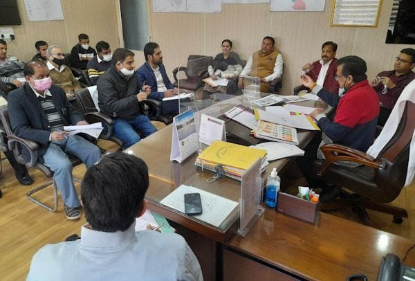 Meeting: Mayor got furious if he took care of planting grass and flowers on the side of the roads, gave instructions to cancel the tender