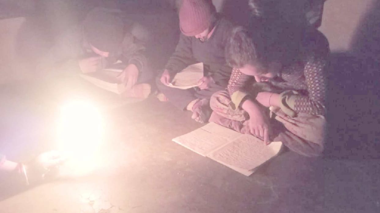 Even after a month of snowfall, there is no electricity, children preparing for the exam in the light of the lamp