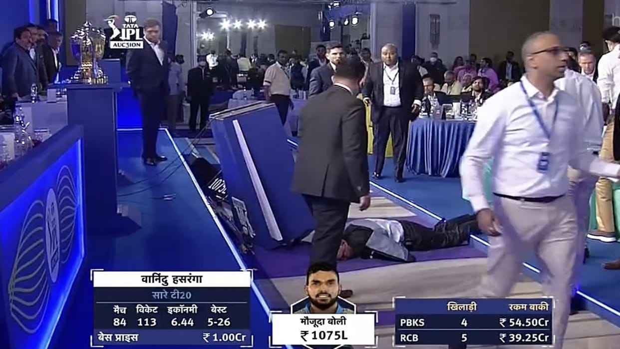 Auctioneer Hugh Edmeade suddenly faints, falls from the stage