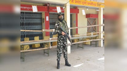 ईवीएम की सुरक्षा में तैनात फोर्स