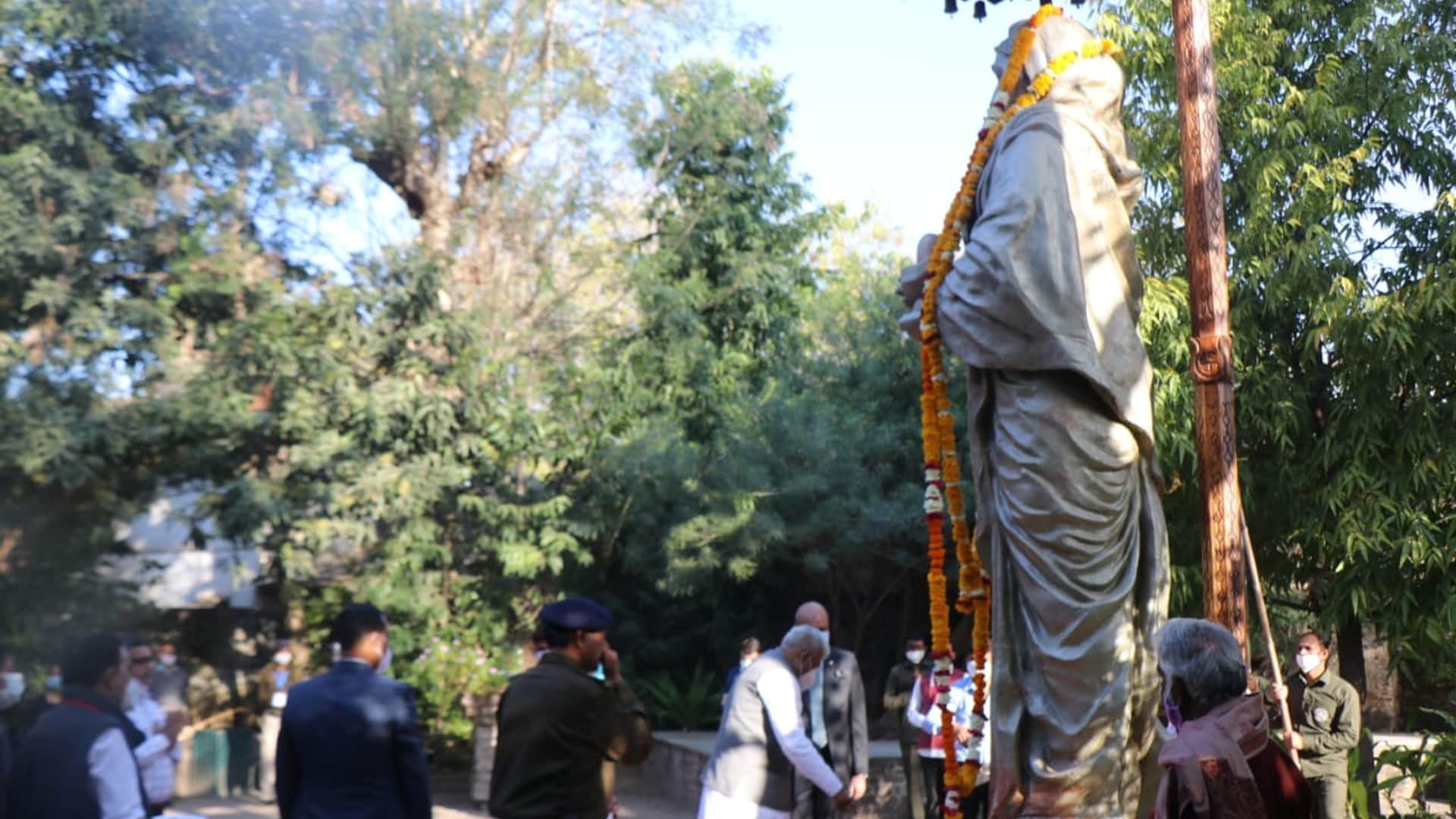 Governor on Maheshwar tour: Worship at Rajarajeshwara temple, visit to Ahilya Bai's throne and meet weavers