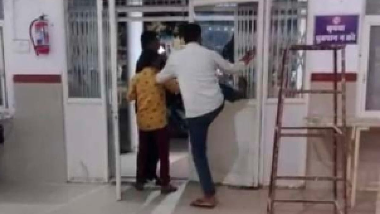Sehore: The relatives of the youth who died in a road accident created a ruckus in the hospital, broke the gates of the hospital, assaulted the doctor and the guard