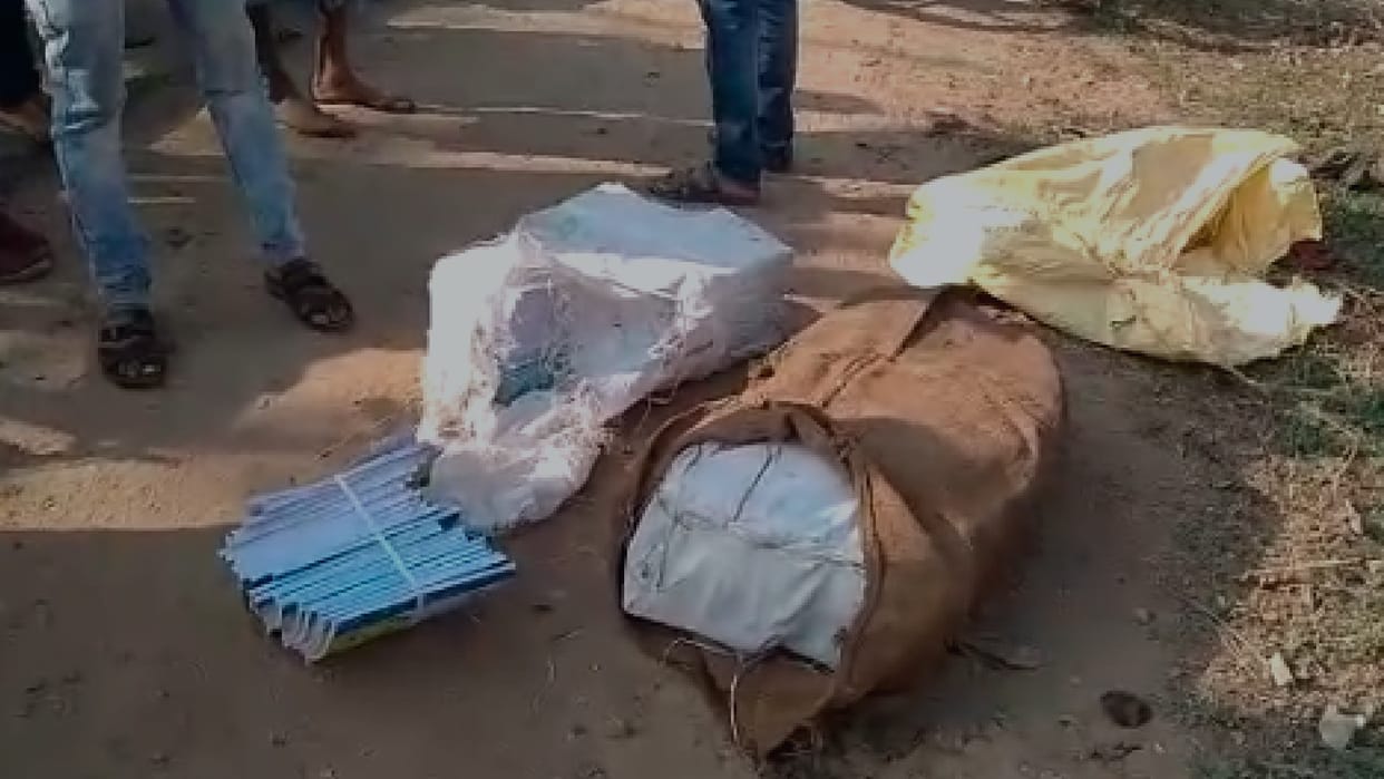 Sheopur: Peon caught selling books of government school children in the trash, DEO suspended