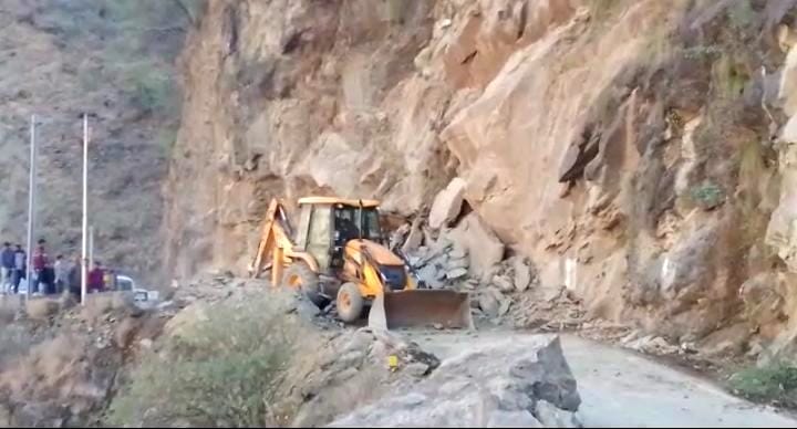 Rocks fell, Aut-Larji-Newly road remained closed for 10 hours
