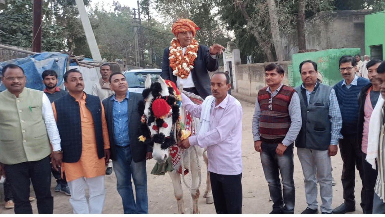 Unique farewell on retirement: In Morena, the BEO was made a bridegroom and sat on a mare, the teachers danced as a procession