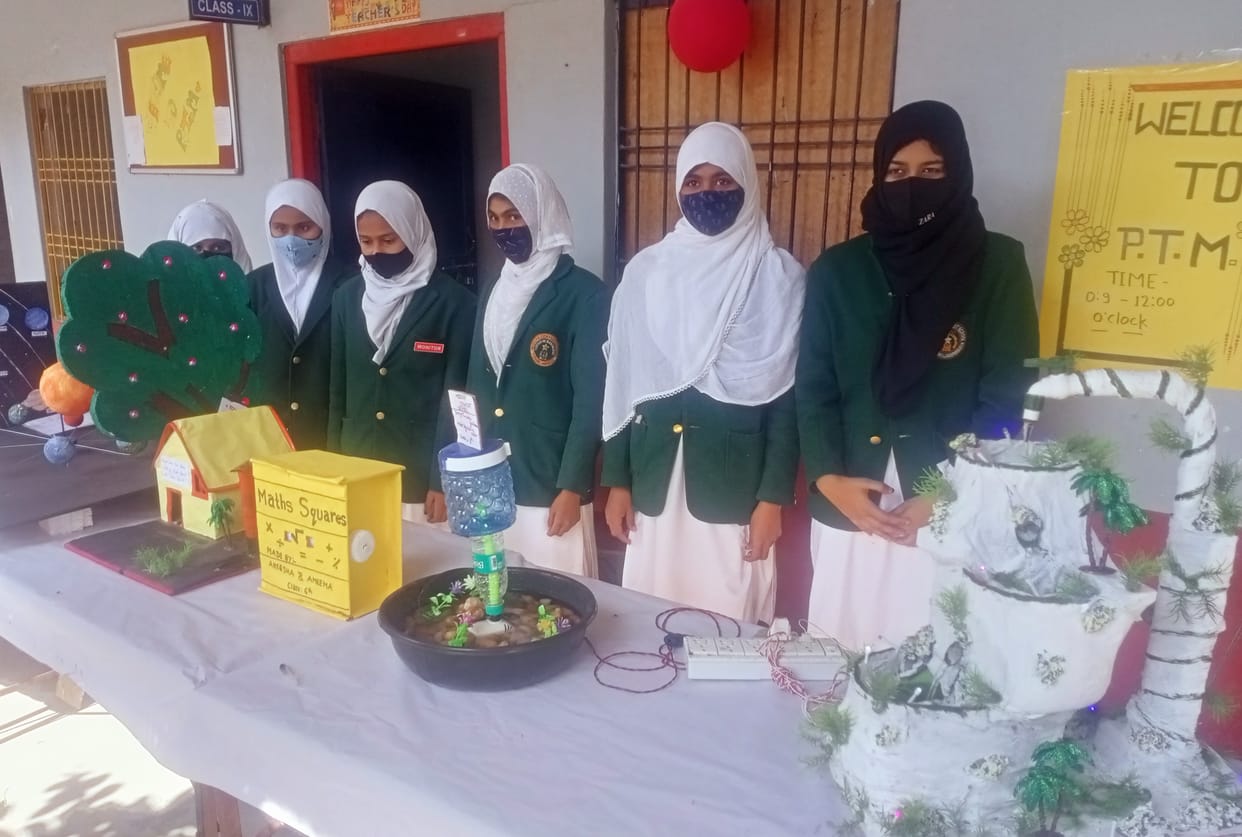 Students made attractive models in science, art exhibition