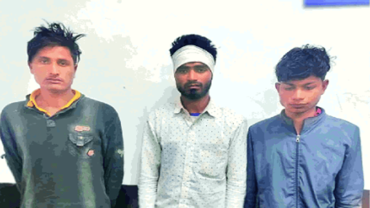 Delhi: Encounter between miscreants and police, who came to steal ATM in Samaypur Badli area one accused was shot in the leg three arrested