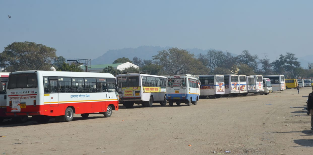 Polling parties will leave in 427 buses