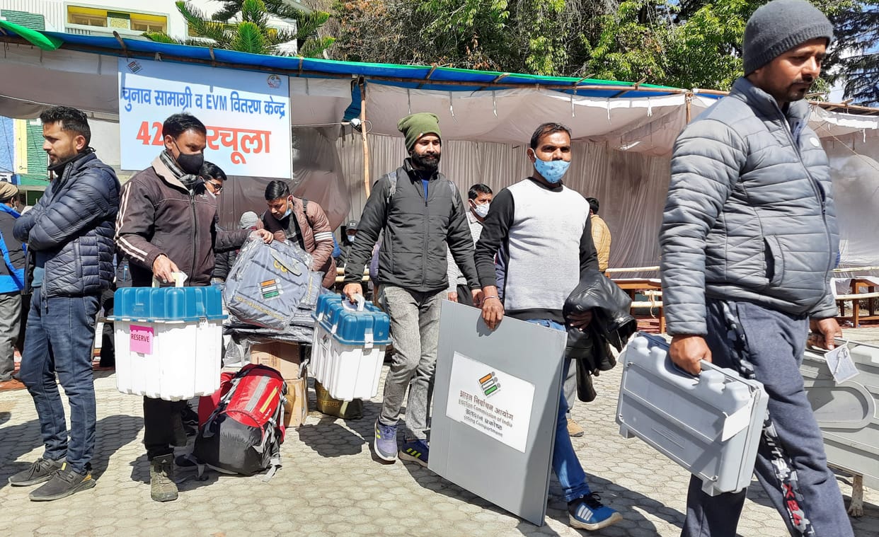 18 polling parties leave for remote polling stations of Pithoragarh district