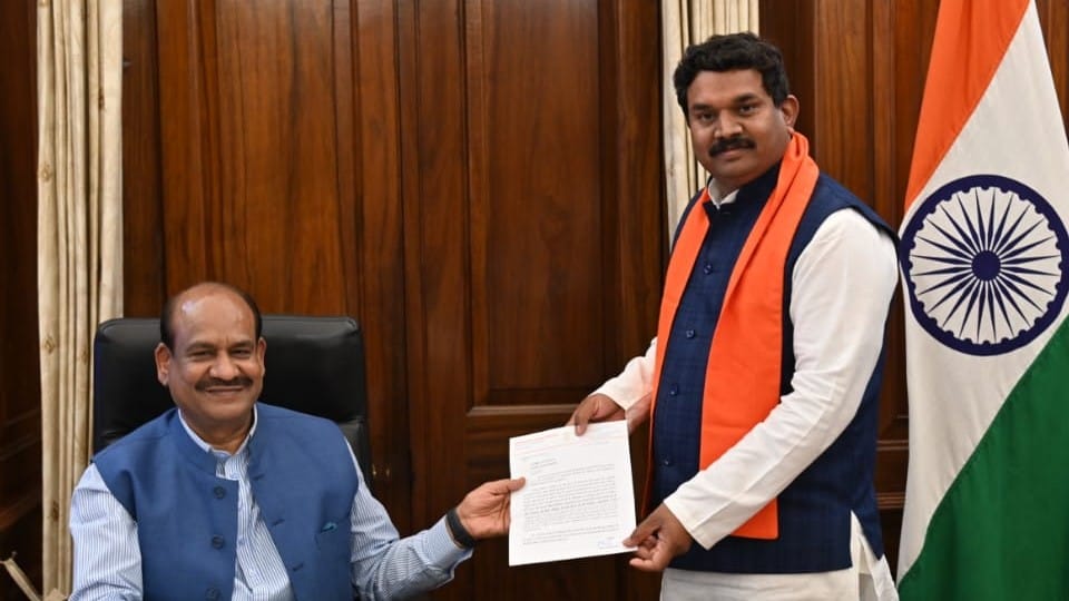 Dewas: Demand to delete Trinamool MP's remarks from Lok Sabha proceedings, MP submitted letter to Lok Sabha Speaker