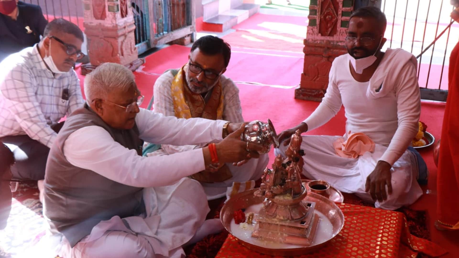 Governor on Maheshwar tour: Worship at Rajarajeshwara temple, visit to Ahilya Bai's throne and meet weavers