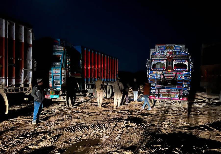 Midnight raid in mine, 17 trucks caught