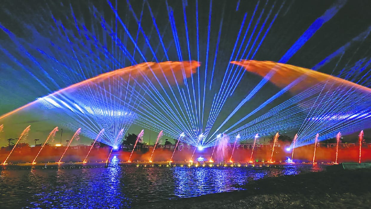 People excited to see the sight of Water Musical Fountain at Bagh-e-Bahu, Jammu