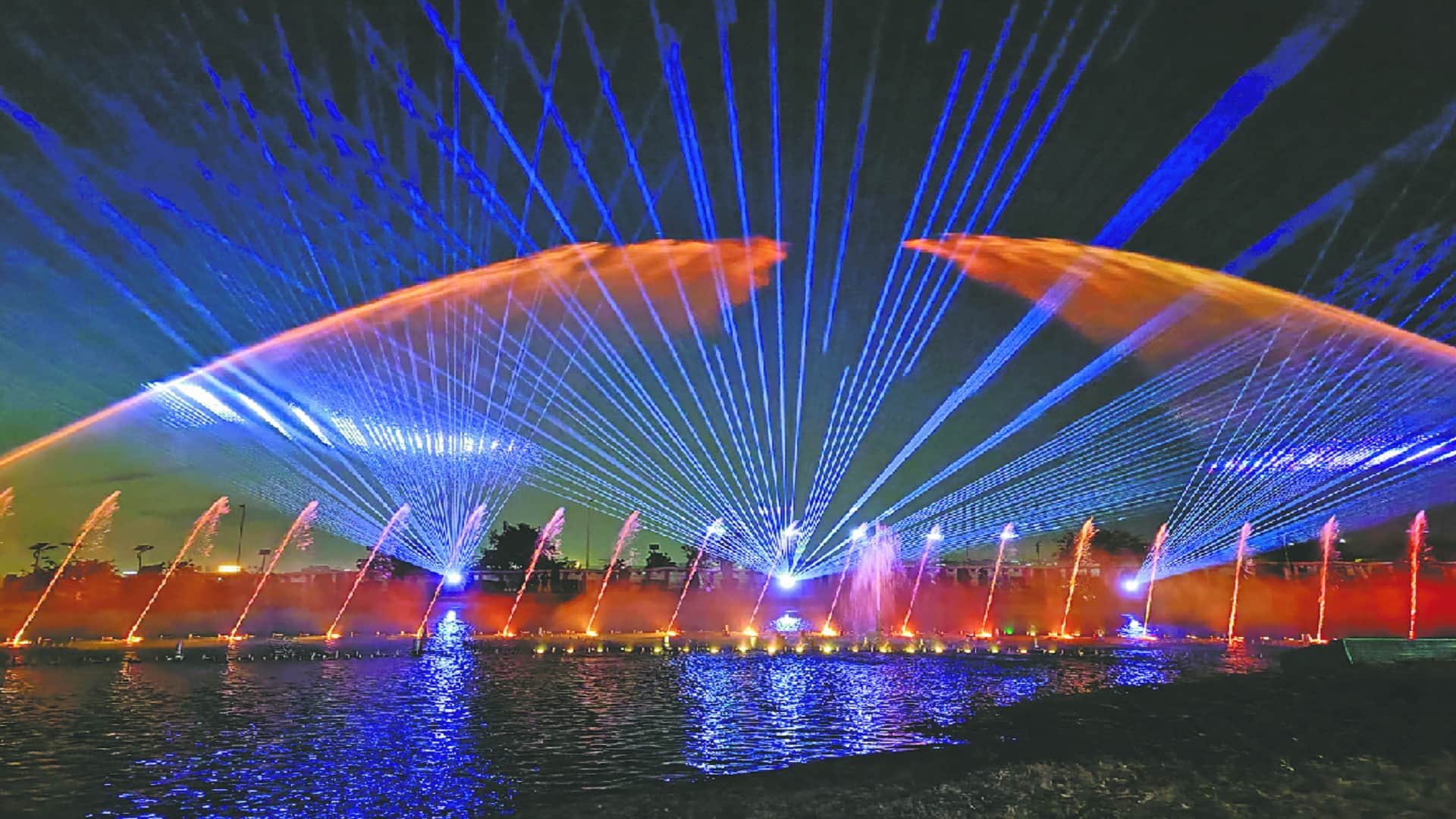 People excited to see the sight of Water Musical Fountain at Bagh-e-Bahu, Jammu