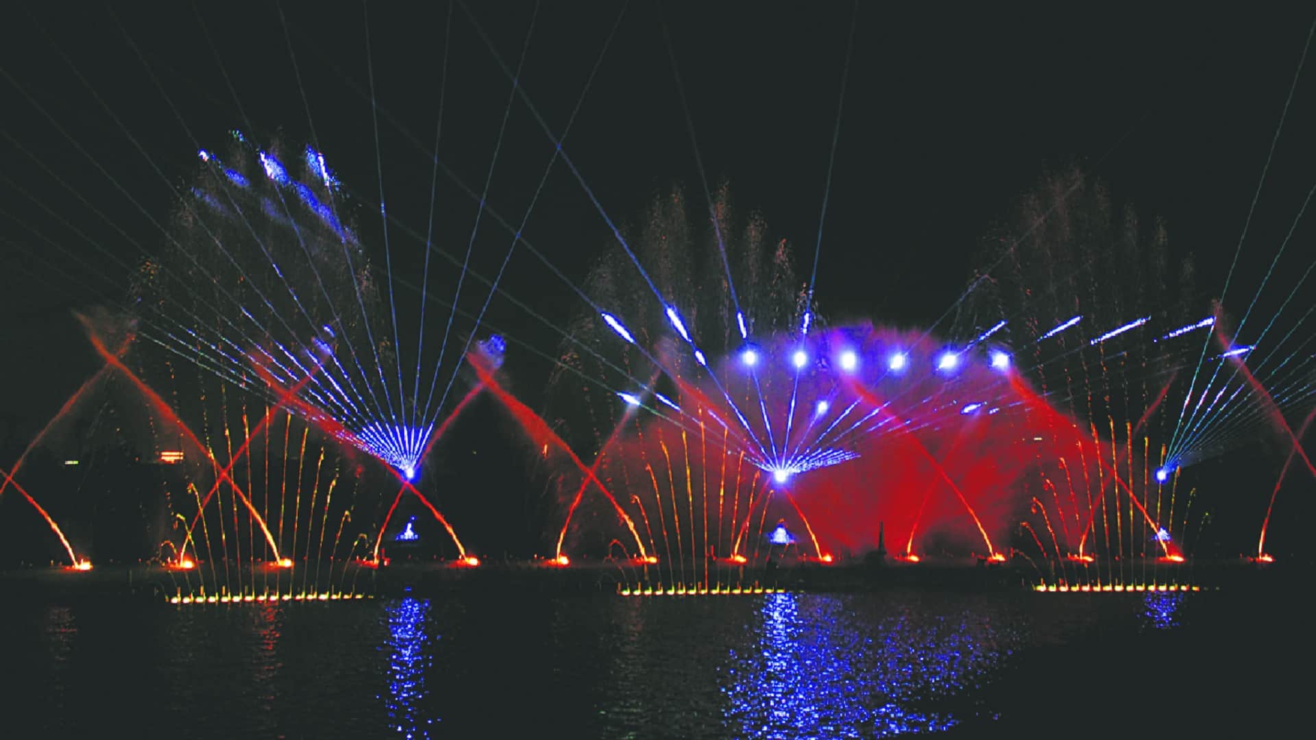 People excited to see the sight of Water Musical Fountain at Bagh-e-Bahu, Jammu
