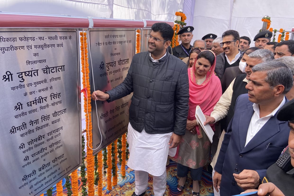 Officials placed development projects in front of Deputy CM, leaders enumerated the problems of the district