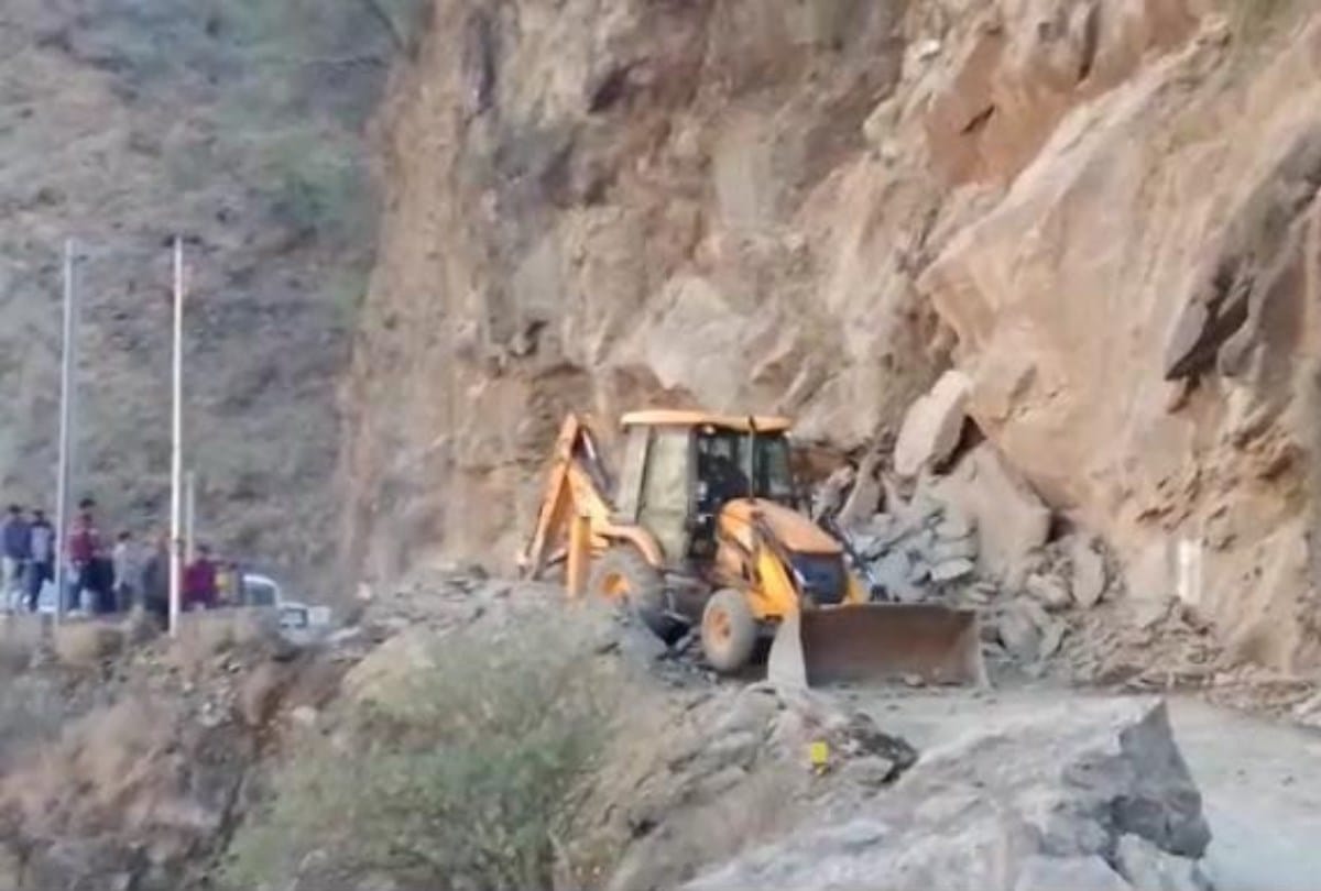 himachal news: landslide near Pagal Nala road blocked