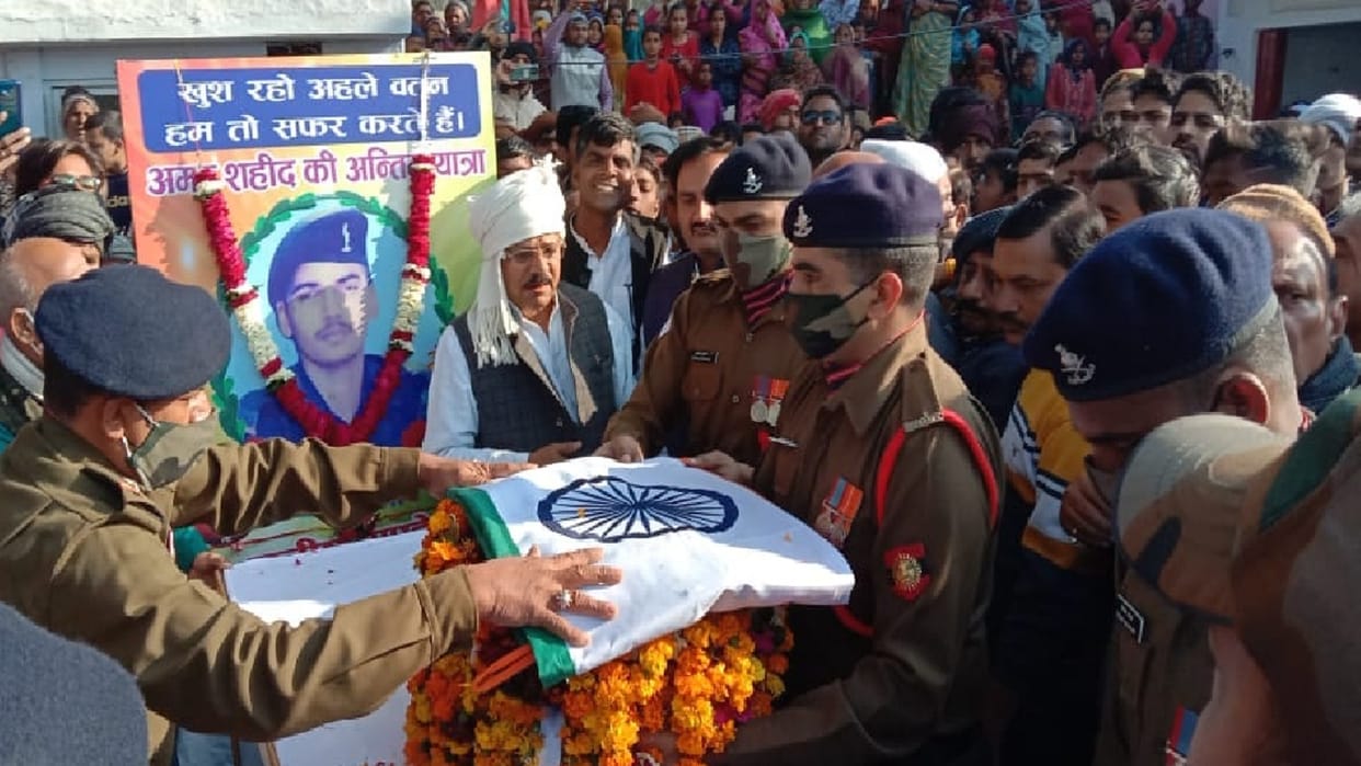 Manish Pandey of martyr in Jammu and Kashmir with moist eyes, crowd gathered in the last journey