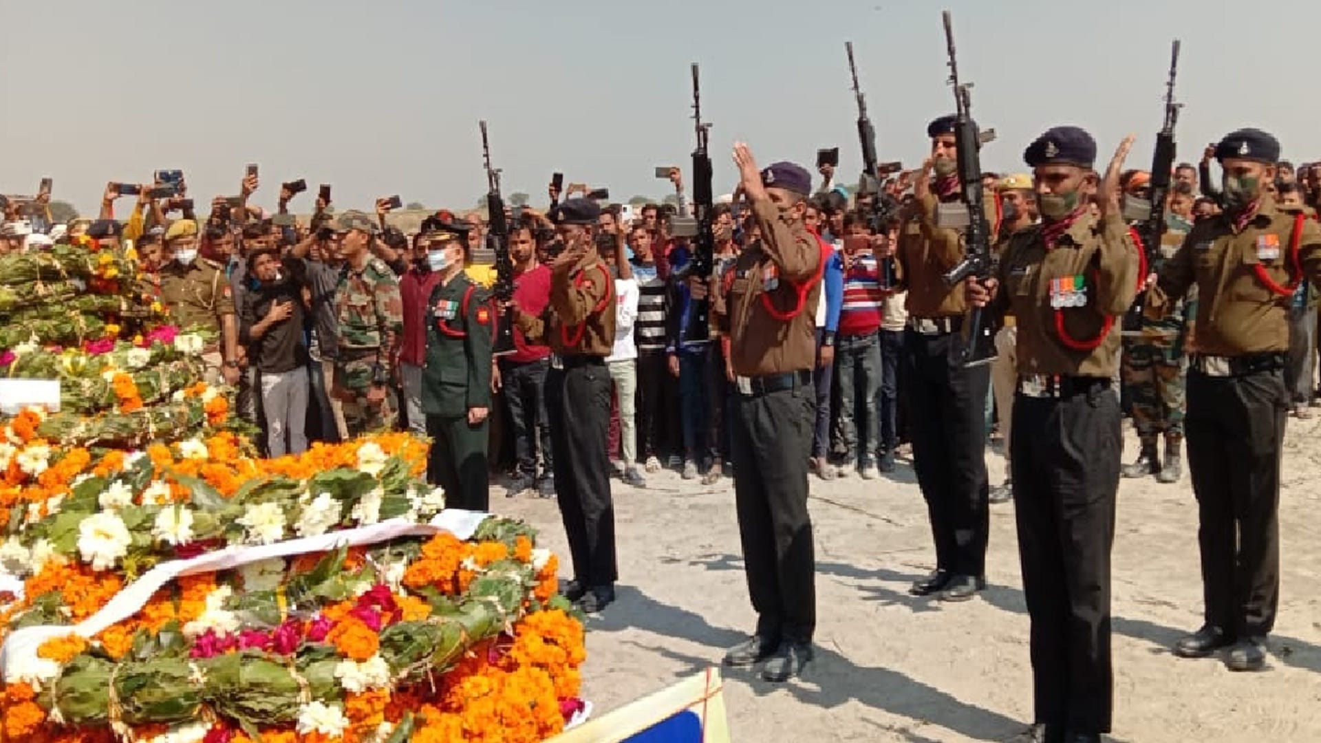 Manish Pandey of martyr in Jammu and Kashmir with moist eyes, crowd gathered in the last journey