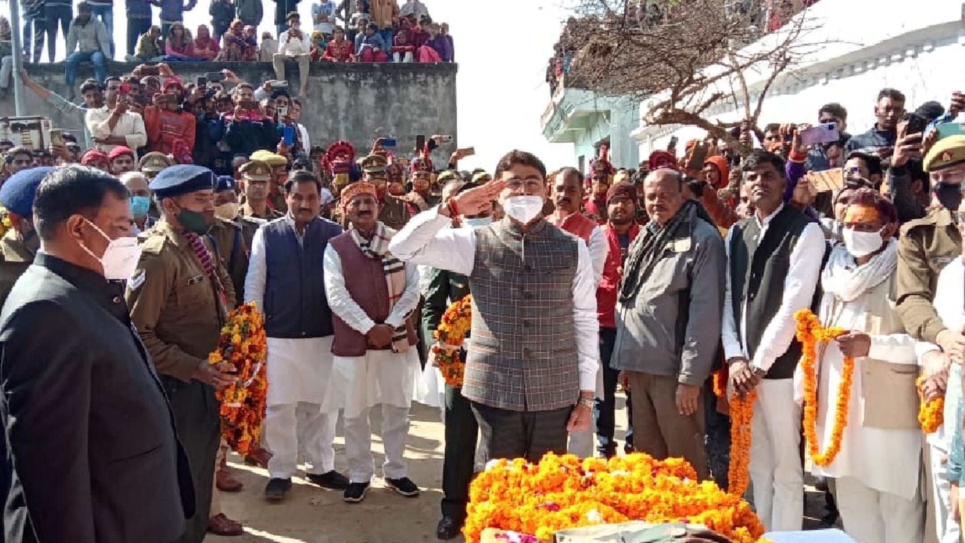 Manish Pandey of martyr in Jammu and Kashmir with moist eyes, crowd gathered in the last journey