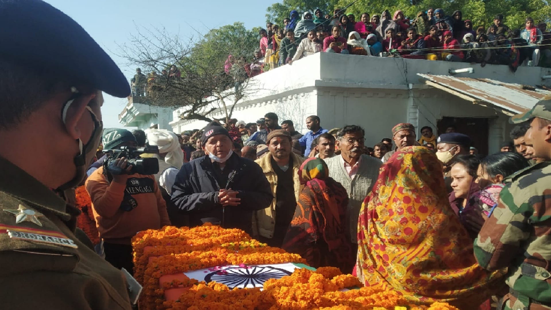 Manish Pandey of martyr in Jammu and Kashmir with moist eyes, crowd gathered in the last journey