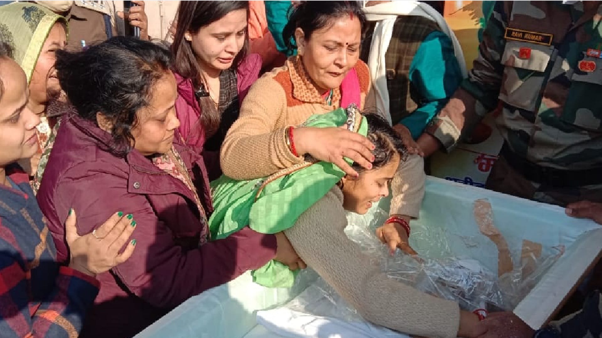 Manish Pandey of martyr in Jammu and Kashmir with moist eyes, crowd gathered in the last journey