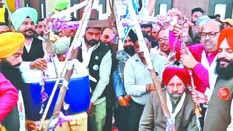 Leaders started weighing with blood by people in Bathinda