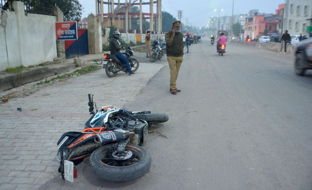 battle for supremacy between supporters of two honorable people of Purvanchal in varanasi firing and fighting took place on Central Jail Road