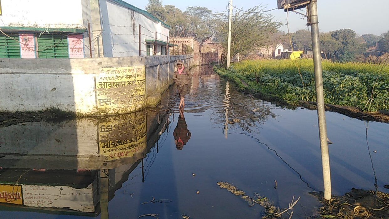Hathras: So the villagers will go through dirty water to cast their vote