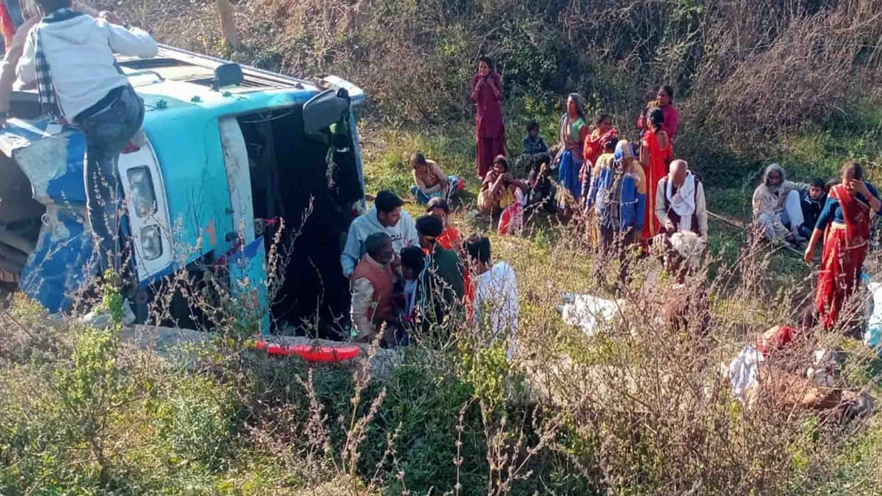 Road accident in Chitrakoot, bus overturned, woman died, 40 injured