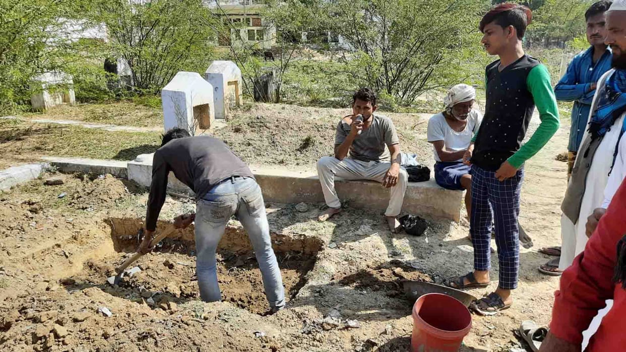 Hamirpur: Dispute between two parties over digging of graves