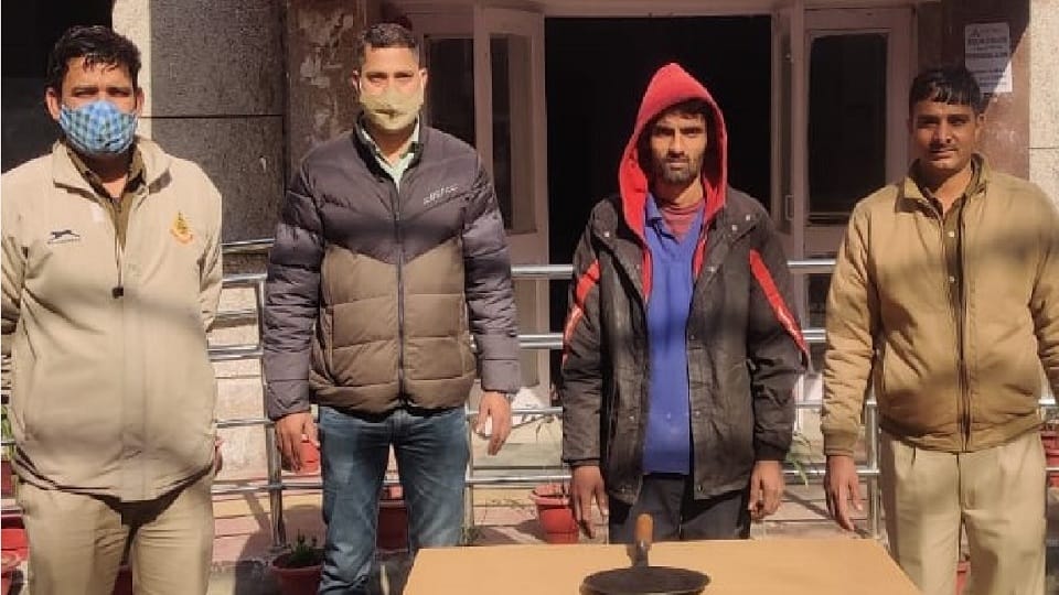 thief arrested while trying to steal hdfc atm on gb road