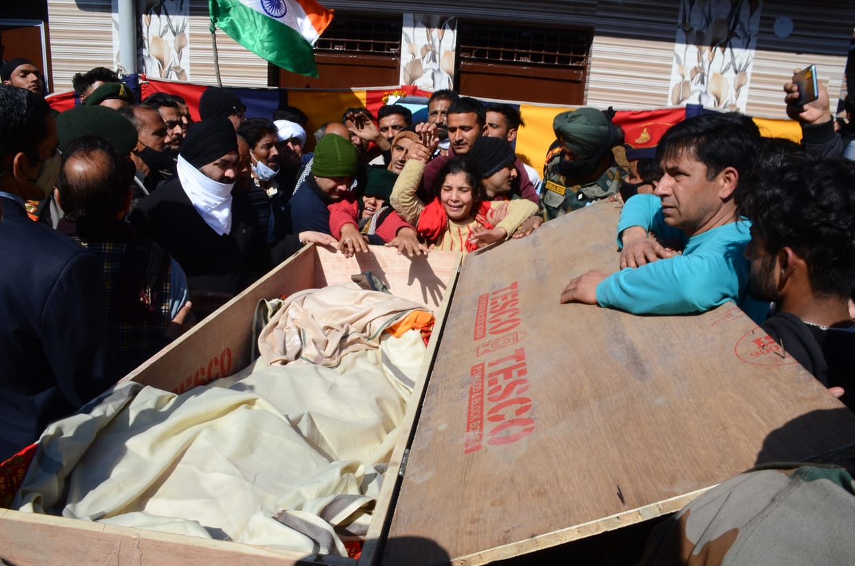 Seeing Arun wrapped in the tricolor, wife, mother and brother became unconscious