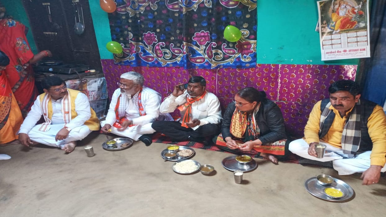UP Election 2022: BJP state president did food at village head's house in Hathras sought votes from house to house