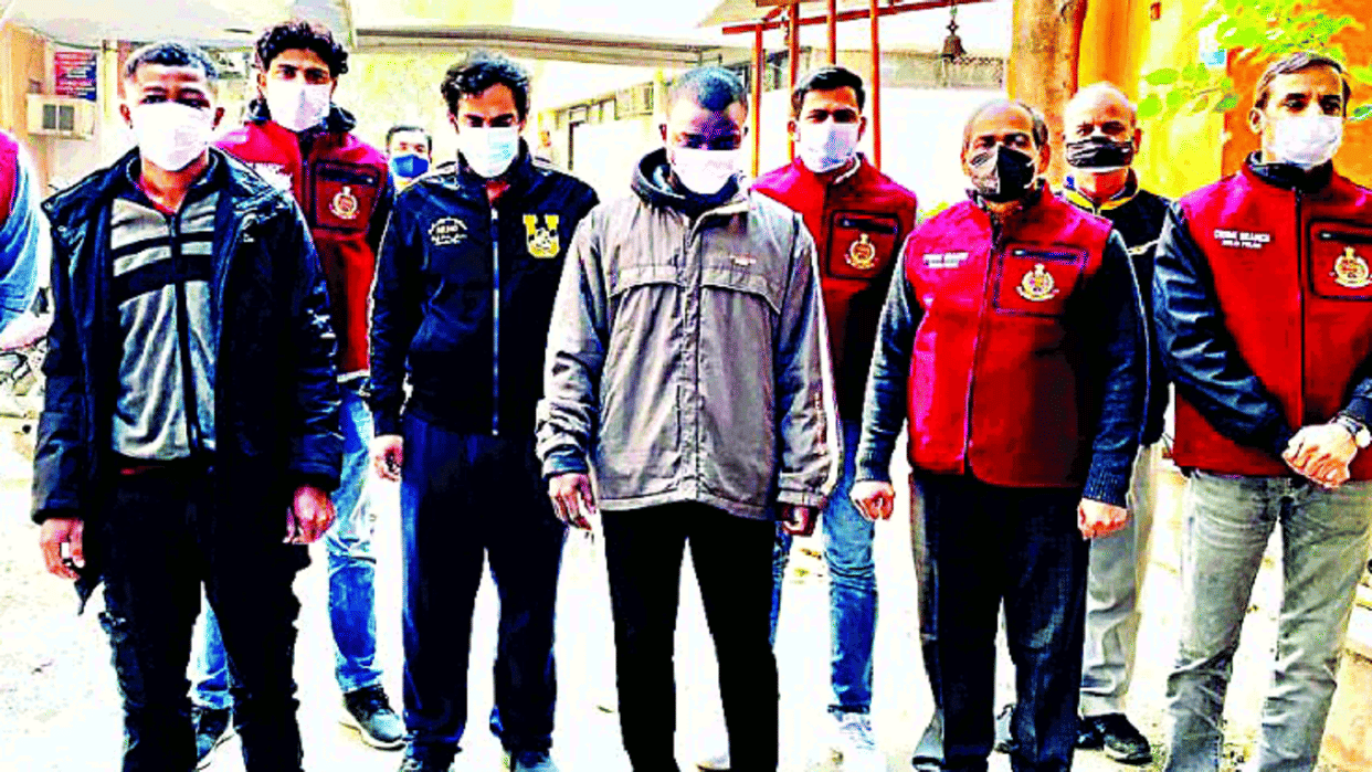 Delhi: Three including two foreigners arrested with party drugs crystal MDMA drugs worth 30 lakhs and a car recovered