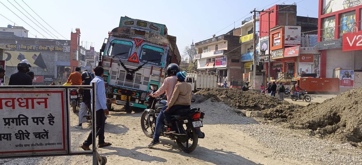 Truck stuck on the road, the problem of jam remained throughout the day