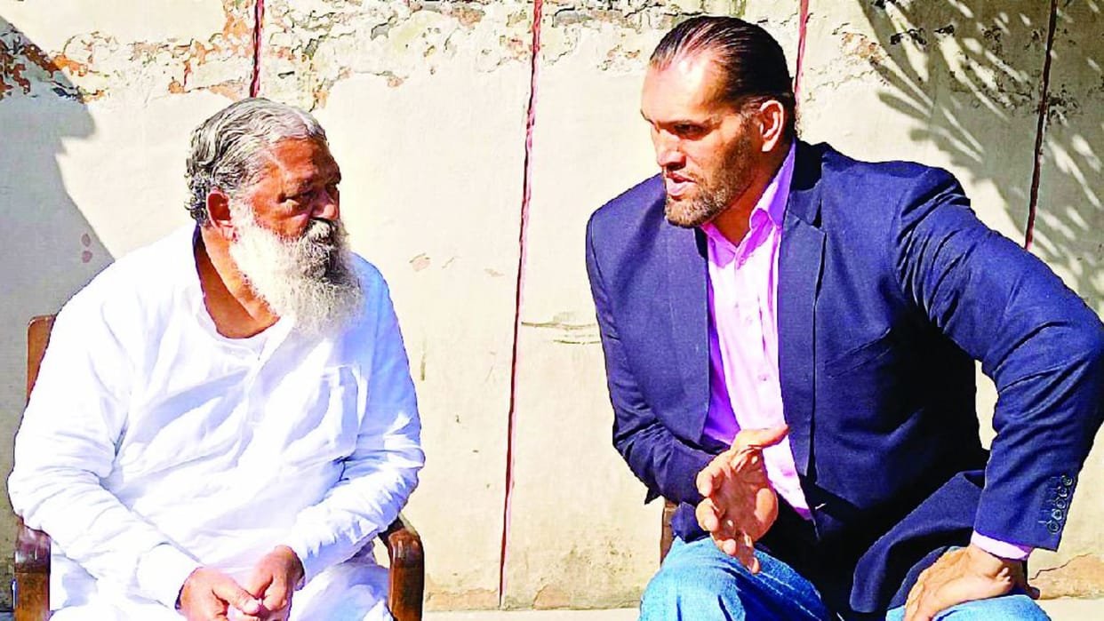The Great Khali met to Home Minister Anil Vij