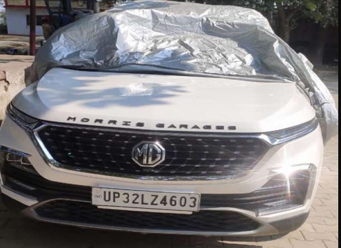 UP Chunav 2022 Five lakh rupees and Election campaign material recovered from luxury vehicle in Azamgarh two arrested
