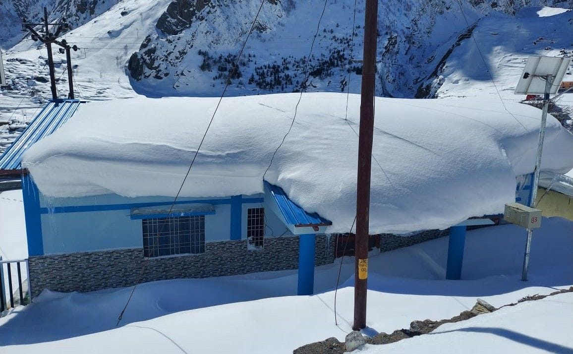 Five feet of snow frozen in Badrinath Dham