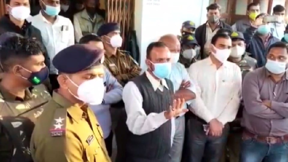 Seoni: SDM threatened the farmers who came to meet with the problem of water, keep calm or else I will hit 147