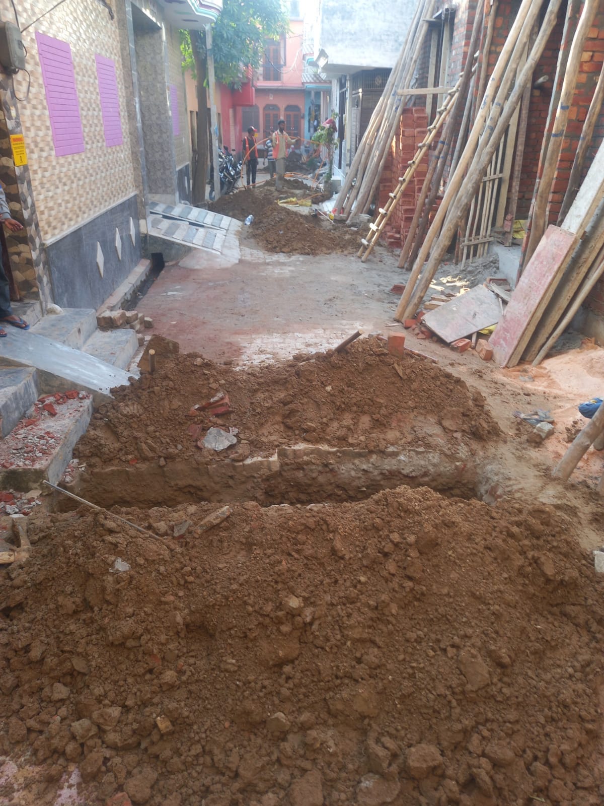 Bad situation in Baghpat: Gas pipeline company uprooted interlocking from roads at 93 places