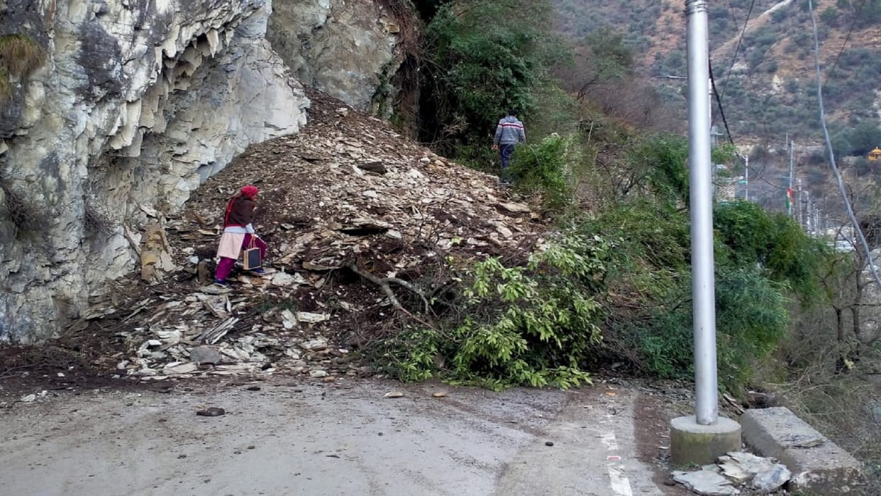 Kullu: Larji-Sainj-Newli road closed due to hill cracking disaster for the second consecutive day