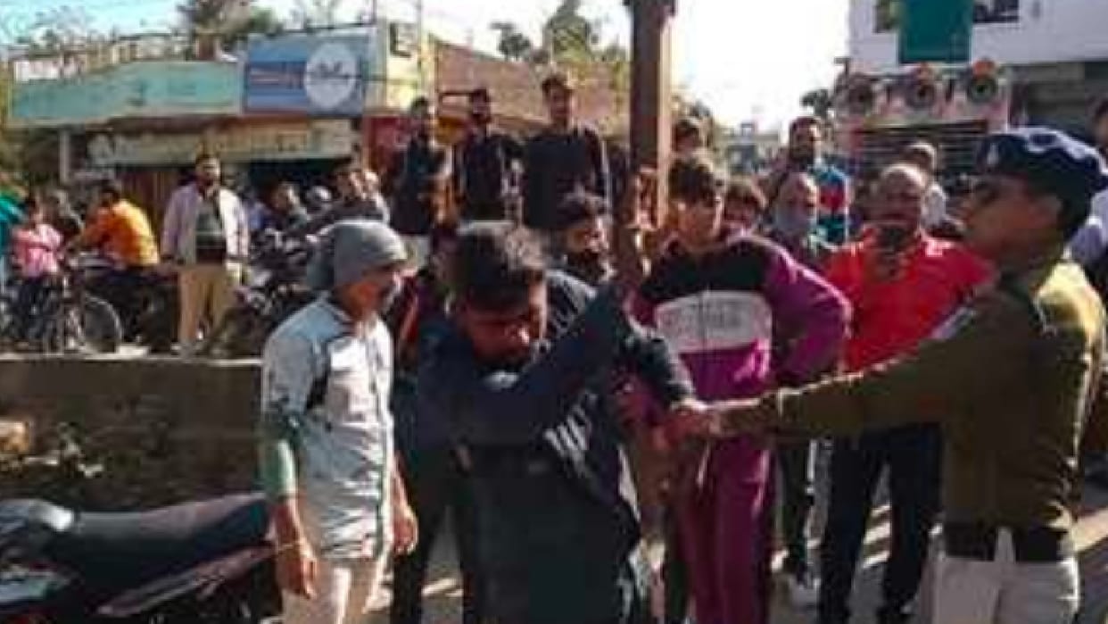 Sehore: Drunken youth created a ruckus on the middle road, molested women, flirted with police