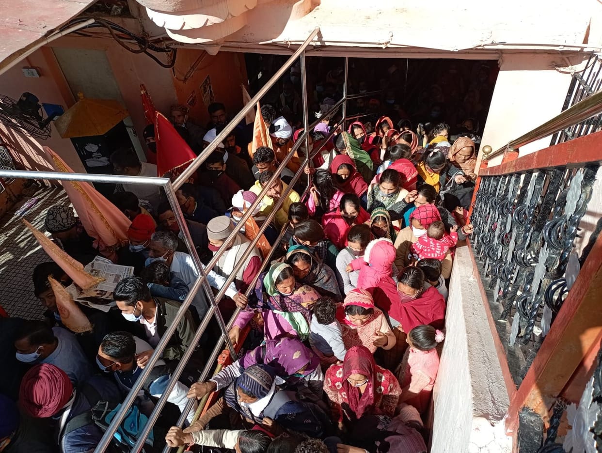 Faith heavy on infection, 15 thousand bowed their heads in Baba's court