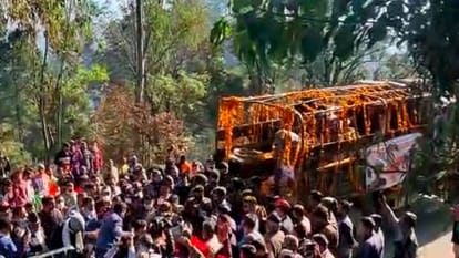 Bilaspur: Martyr Ankesh's body reached ancestral village father welcomed son wearing coat paint tie and turban