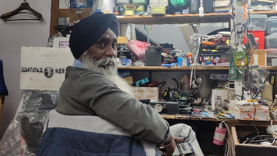 World Radio Day special: Almost all shops selling old model radios are closed in Chandigarh 