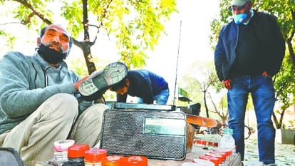 रेडियो के साथ बूट पालिश करने वाले बाबूराम।