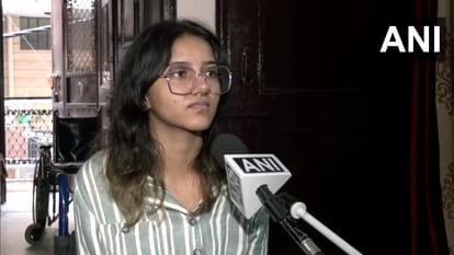 घटना के बारे में जानकारी देती महिला